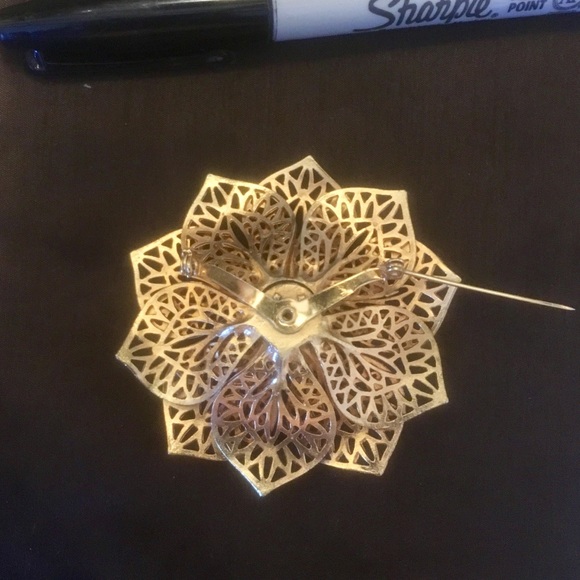 Cutout Gold Flower Daisy Brooch Pin- costume - Picture 6 of 6